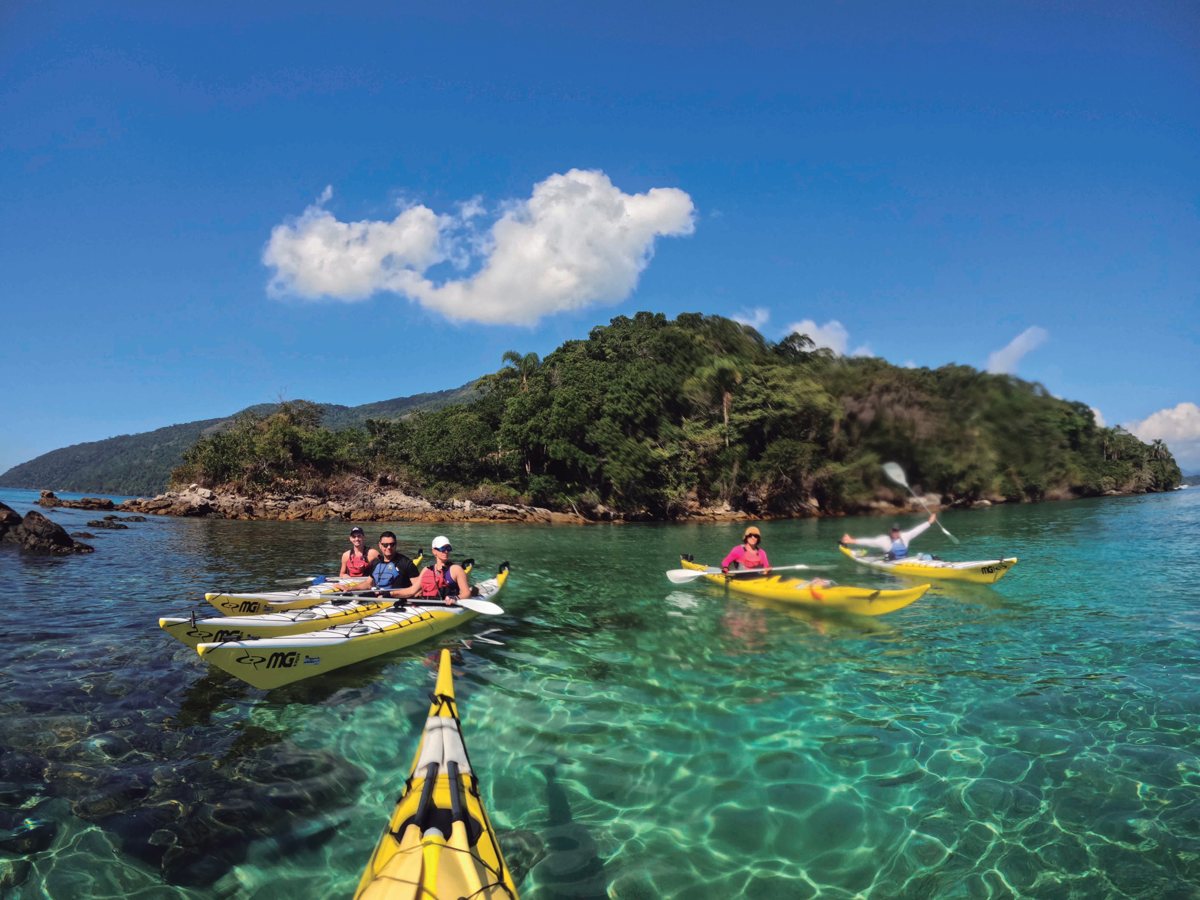 Kayaks em águas transparentes em Ilha Grande